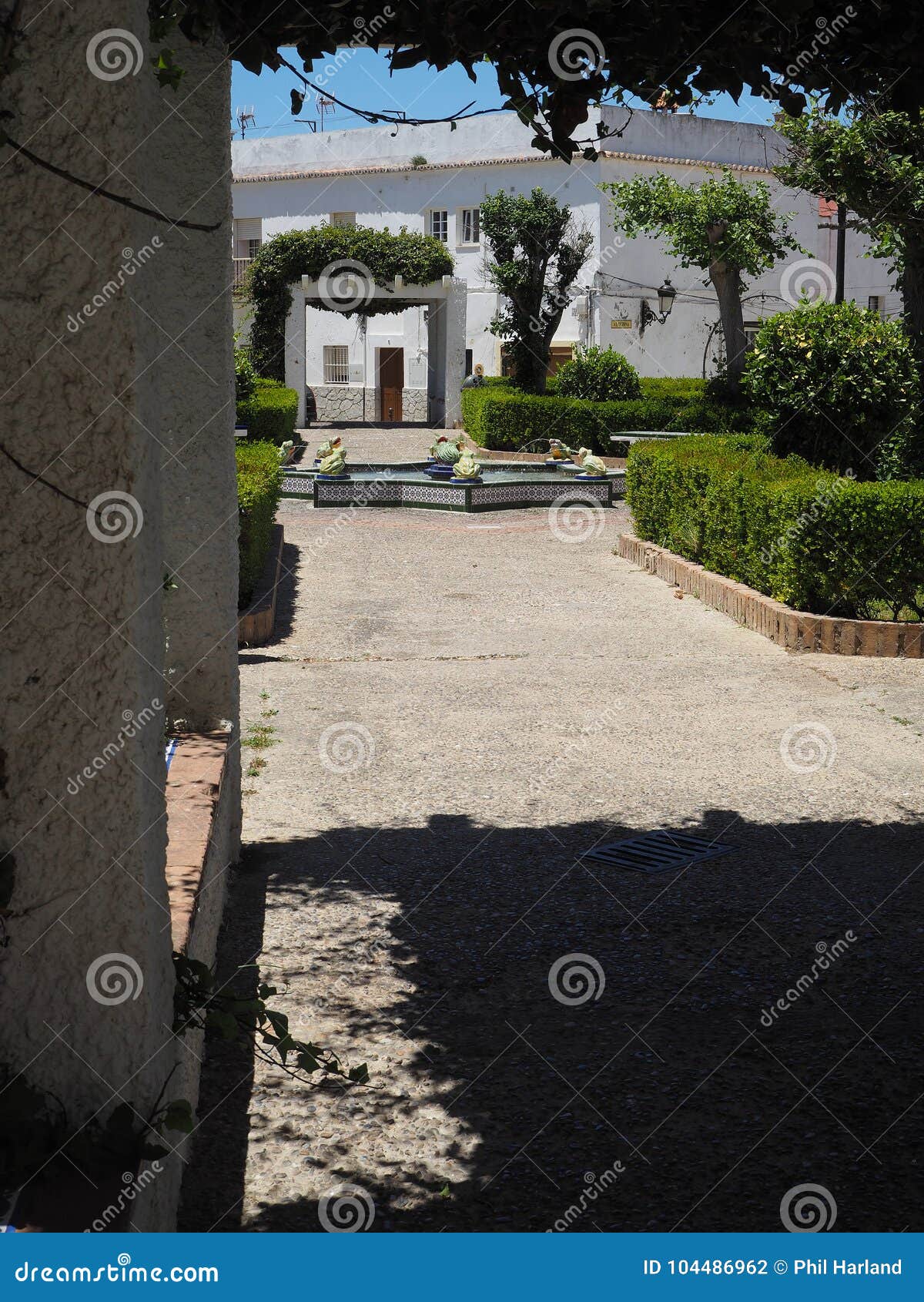 Sikt igenom till plazaen de Santa Maria, Tarifa, Andalucia, Spanien