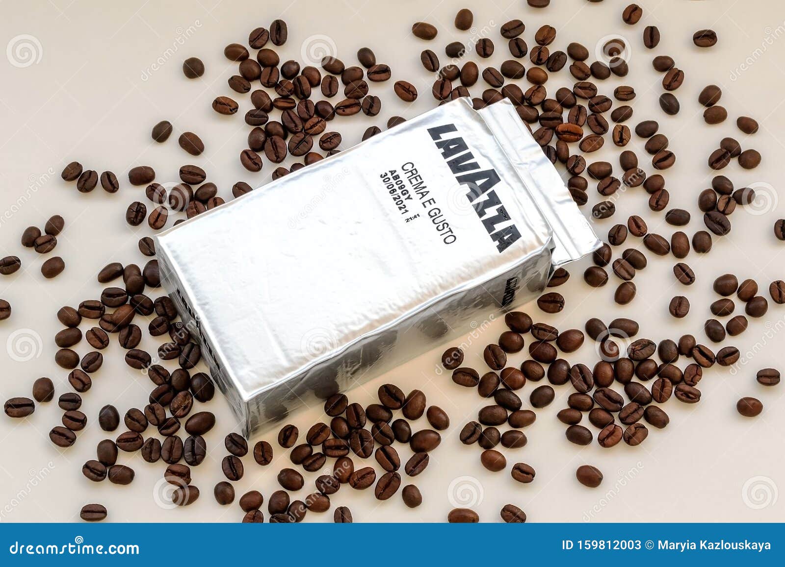 Silberpackung Mit Gemahlenem Kaffee Lavazza Crema E Gusto Und Kaffeebohnen Auf Einem Weissen Tisch Kaffee In Einer Runden Wirtscha Redaktionelles Stockfoto Bild Von Crema Lavazza