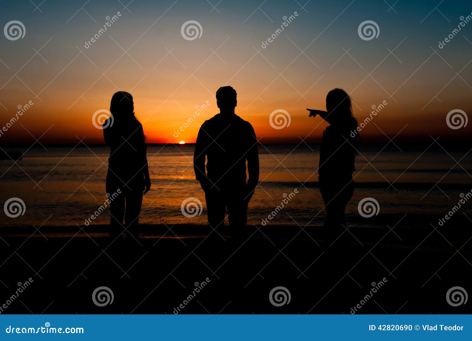 Silhouet Van Vrienden Op Strand Stock Foto - Image of vriendschap