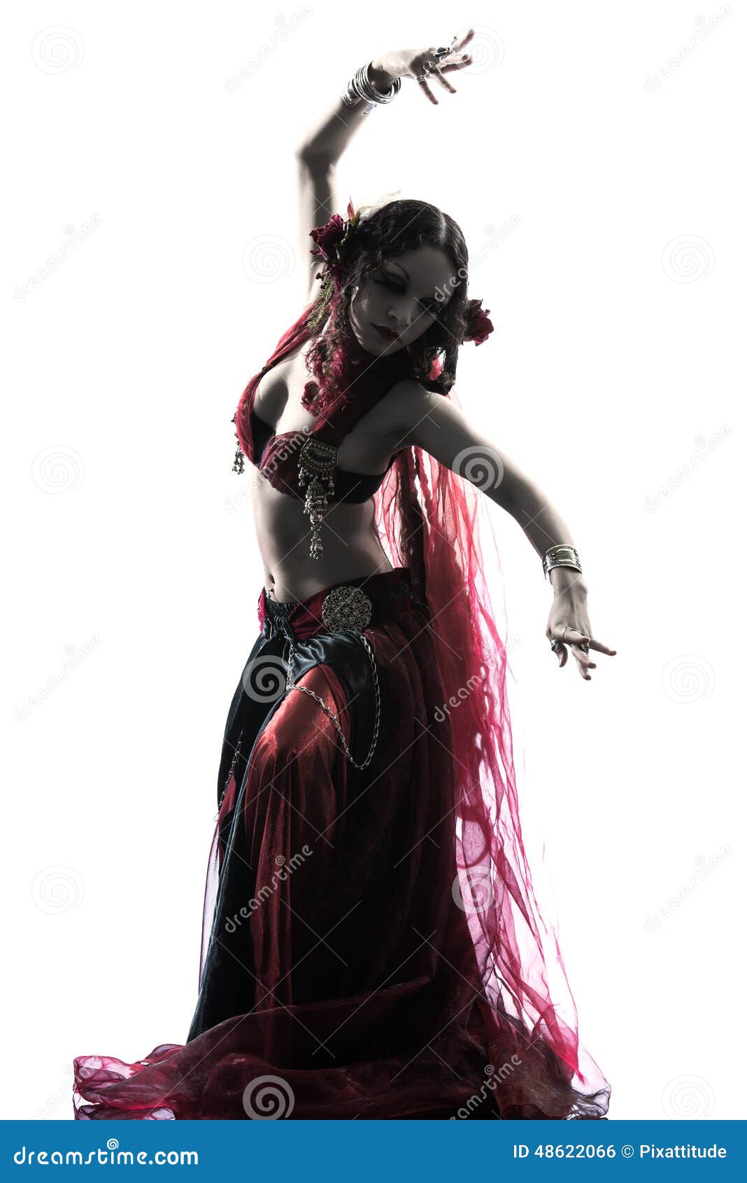 Danseuse Du Ventre Femme Arabe En Costume Étincelant Rouge Sur Fond Gris  Banque D'Images et Photos Libres De Droits. Image 164412567