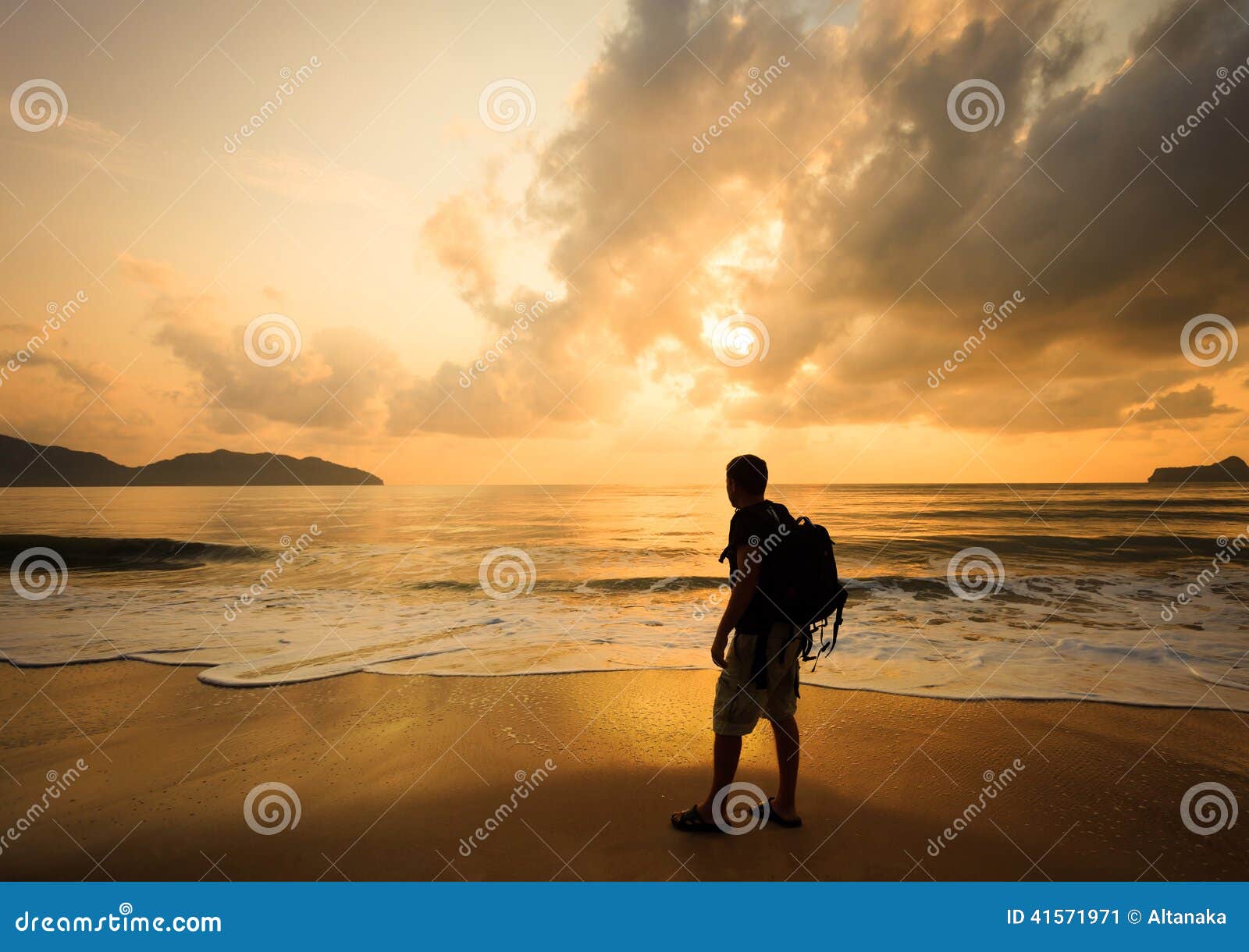 Silhouette av en man med en ryggsäck. Kontur av en man med en ryggsäck på soluppgång på havet