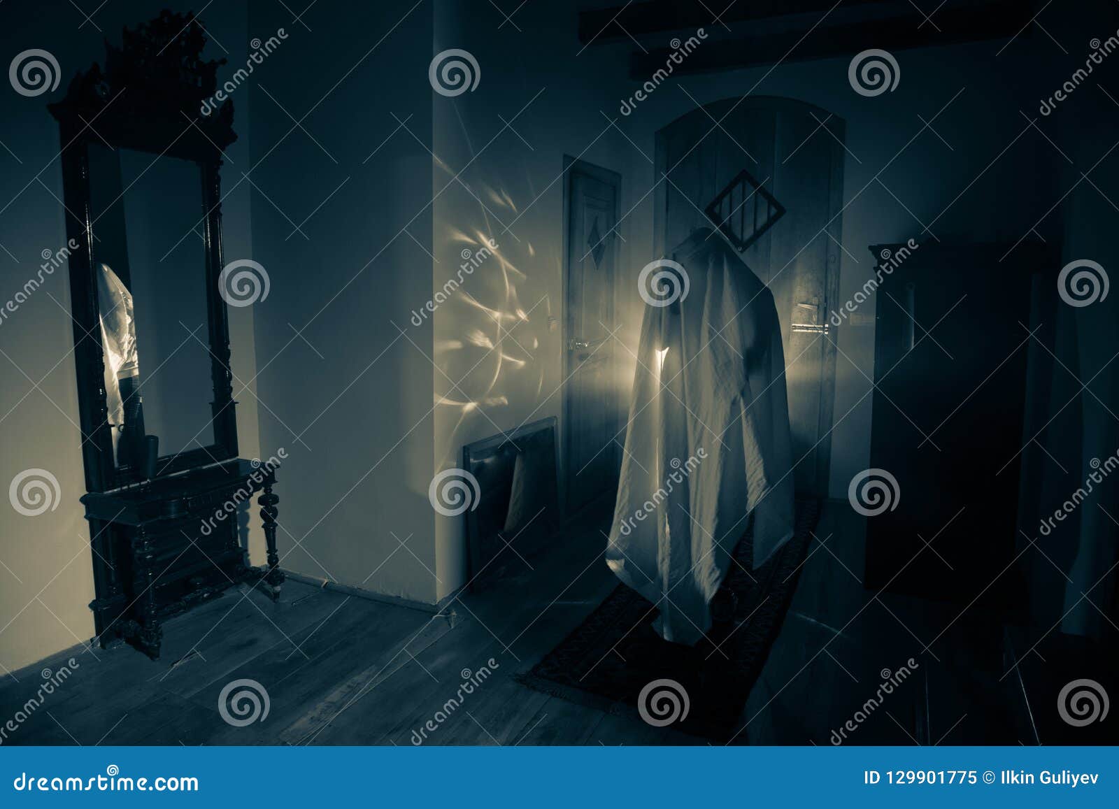 Silhouette D'horreur De Fantôme à L'intérieur De Chambre Noire Avec Le  Miroir Ha Effrayant Image stock - Image du trappe, horreur: 129901775