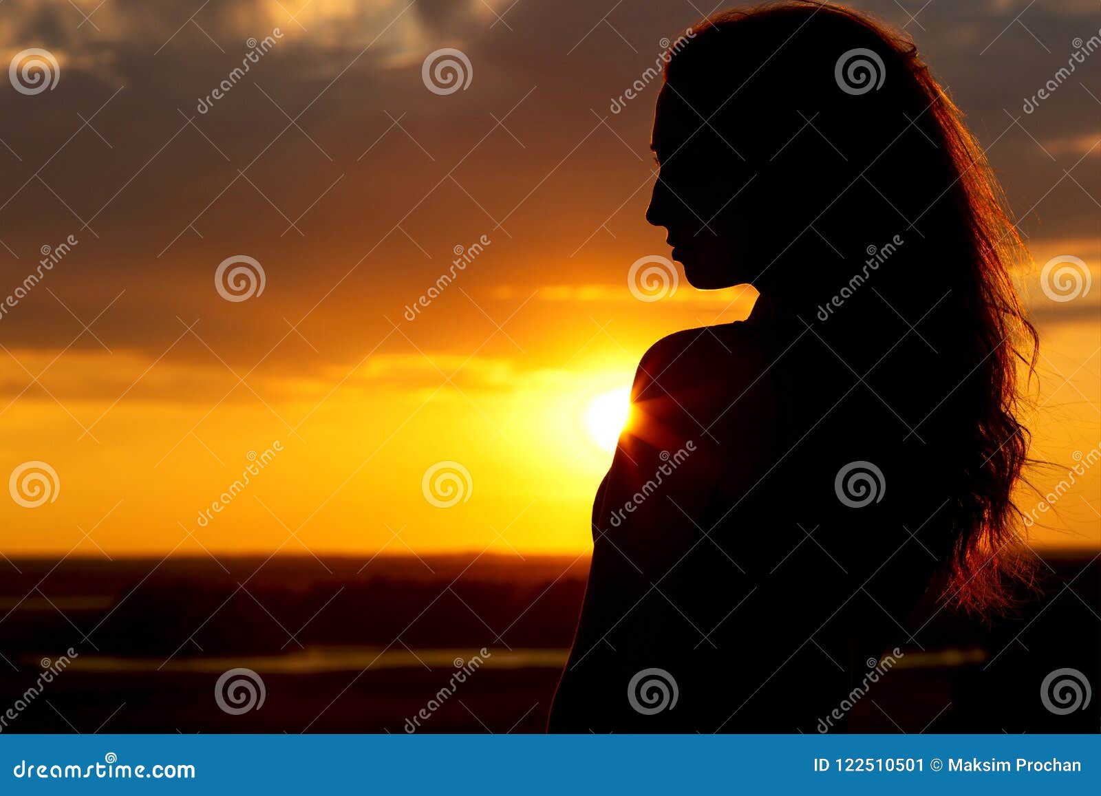 Silhouette Dune Belle Fille Au Coucher Du Soleil Profil De