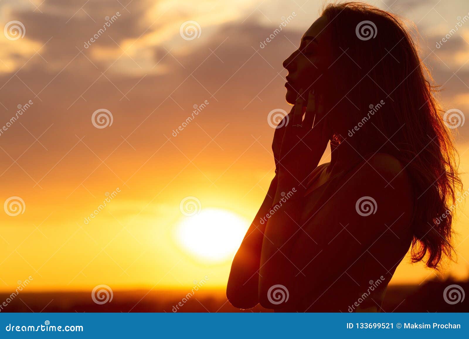 Silhouette Dune Belle Fille Romantique Au Coucher Du Soleil