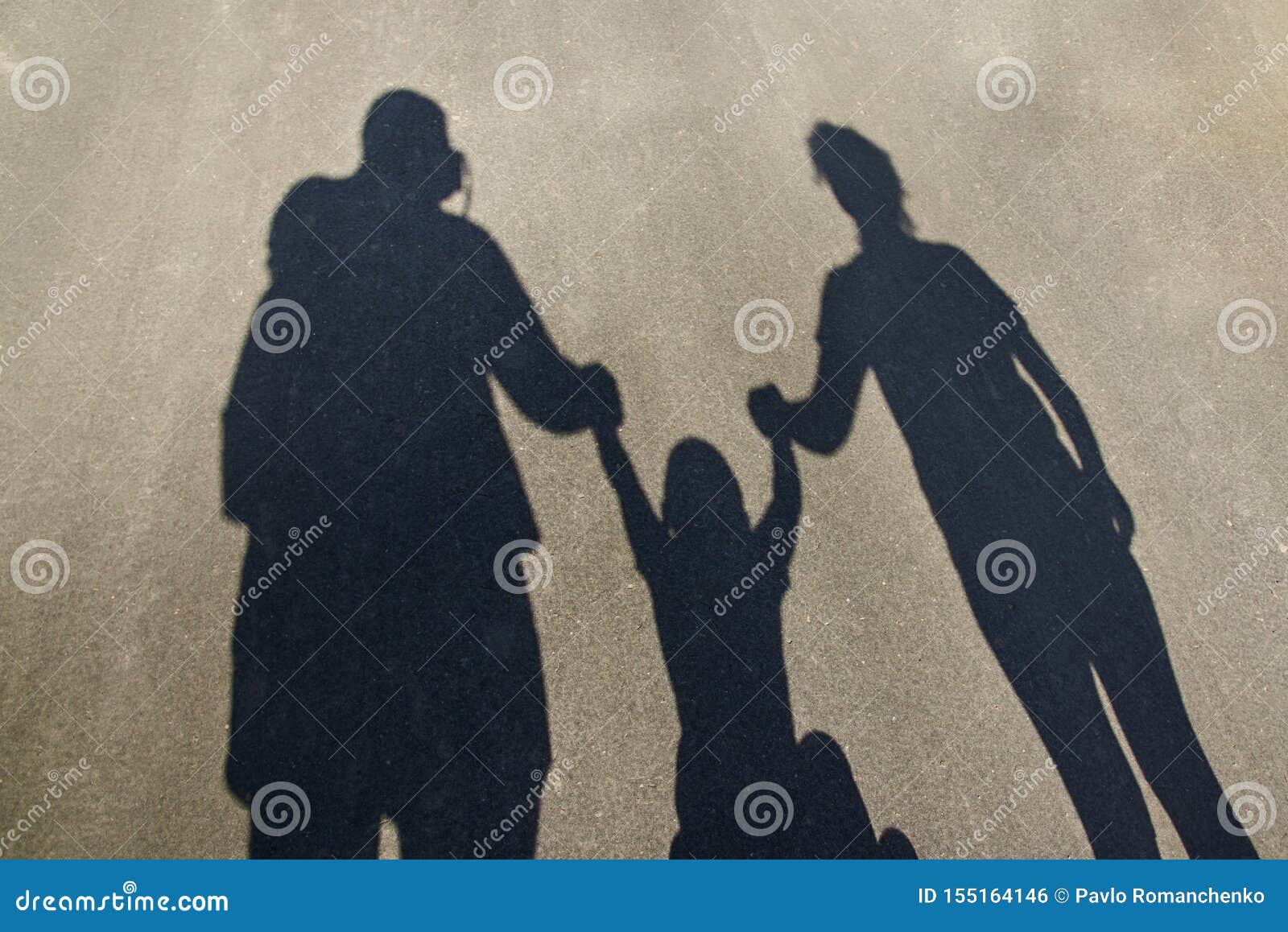 Silhouette D Une Famille Sur Le Trottoir Papa Maman Et Bebe Tenant Des Mains Photo Stock Image Du Exterieur Fille Silhouette D Une Famille Sur Le Trottoir Papa Maman Et Bebe Tenant Des Mains Photo Stock Image Du Exterieur Fille
