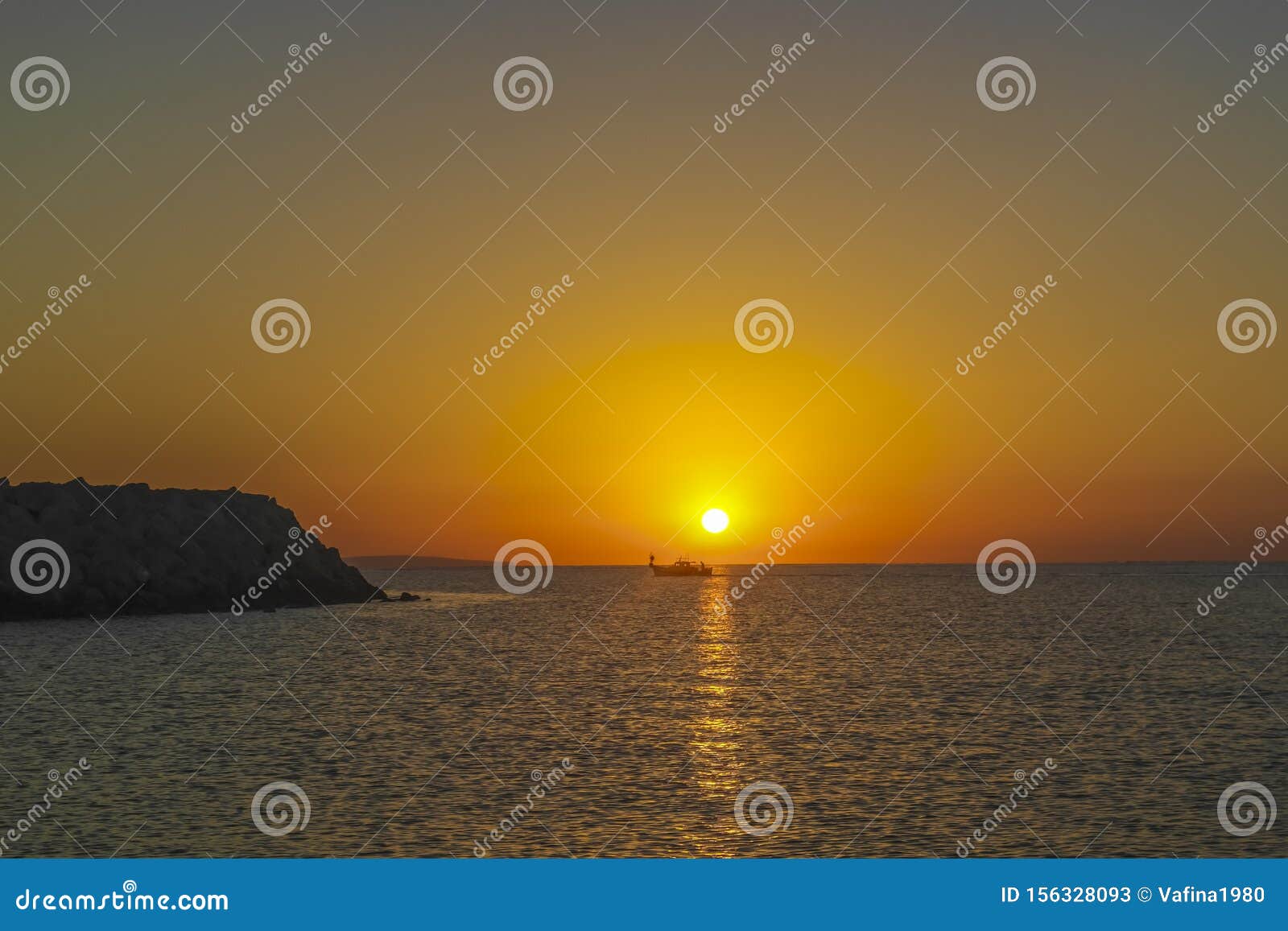 barco pesquero amanecer temprano