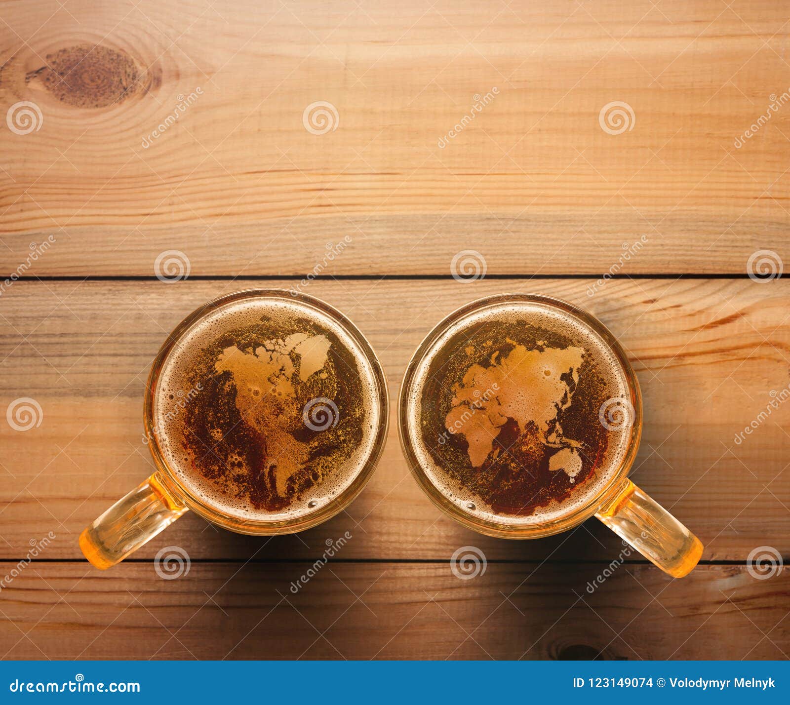 Silhouette De Carte Du Monde Sur La Mousse En Verre De Bière