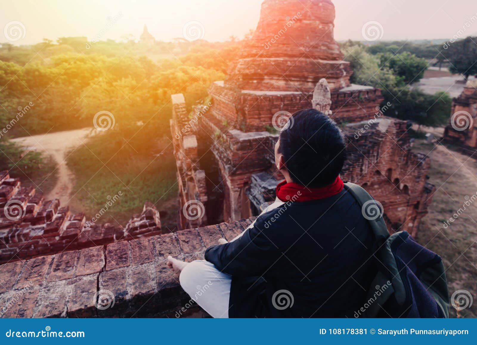 Silhouette De Coucher Du Soleil De Observation Et De Pagoda