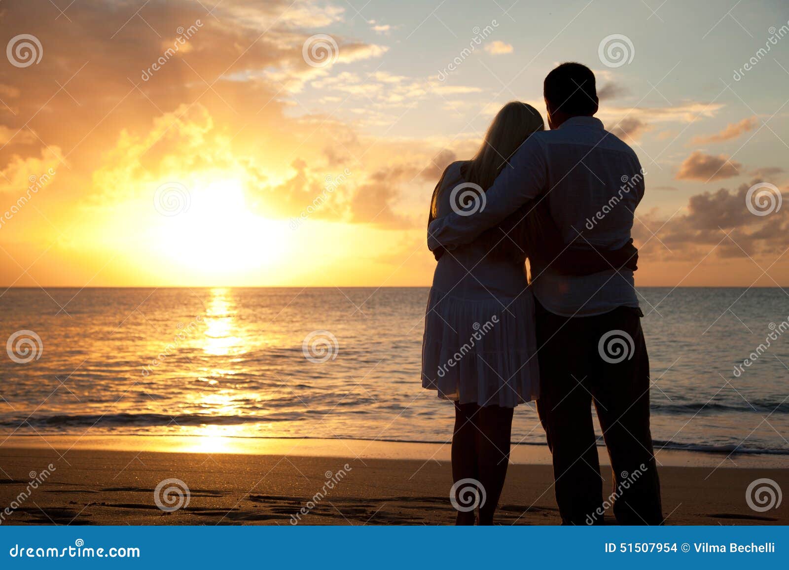 Silhouette Des Couples Sur Une Plage Au Coucher Du Soleil