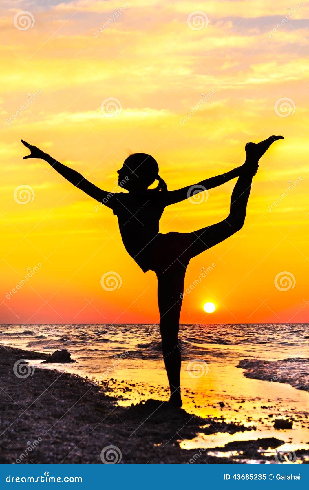 Aggregate 127+ yoga poses in beach - vova.edu.vn