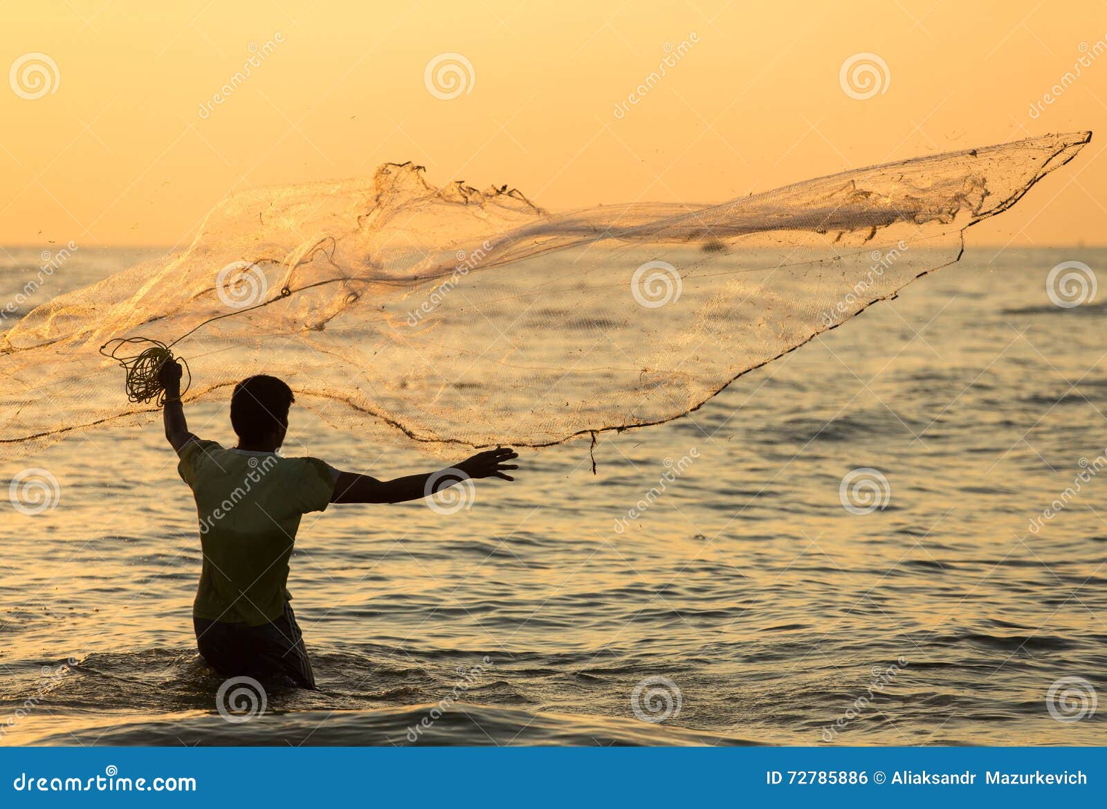 Silhouette of the Unidentified Indian Fisherman Throwing Net in Sea Stock  Photo - Image of outdoor, fort: 72785886