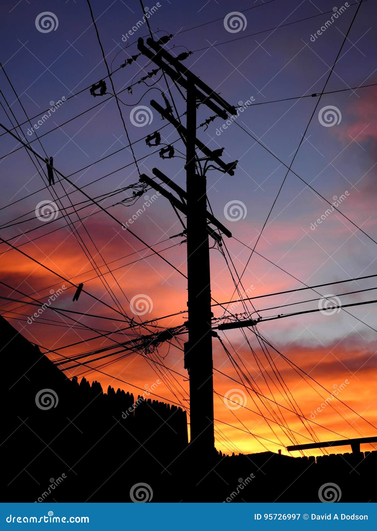 Silhouetted телефон и опора линии электропередач и провода, Ла Канада,  Калифорния Стоковое Изображение - изображение насчитывающей индустрия,  кабели: 95726997