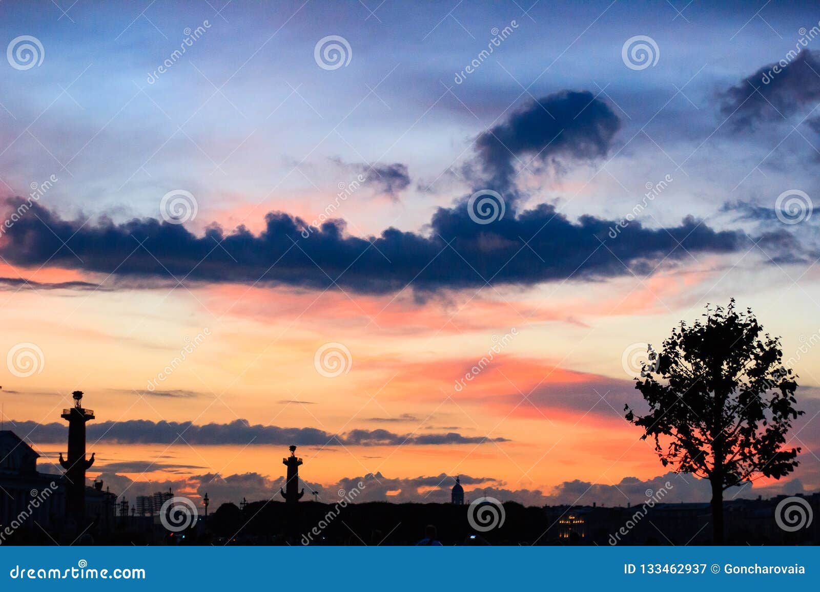 Silhouettes Des Colonnes Rostral Au Coucher Du Soleil à St