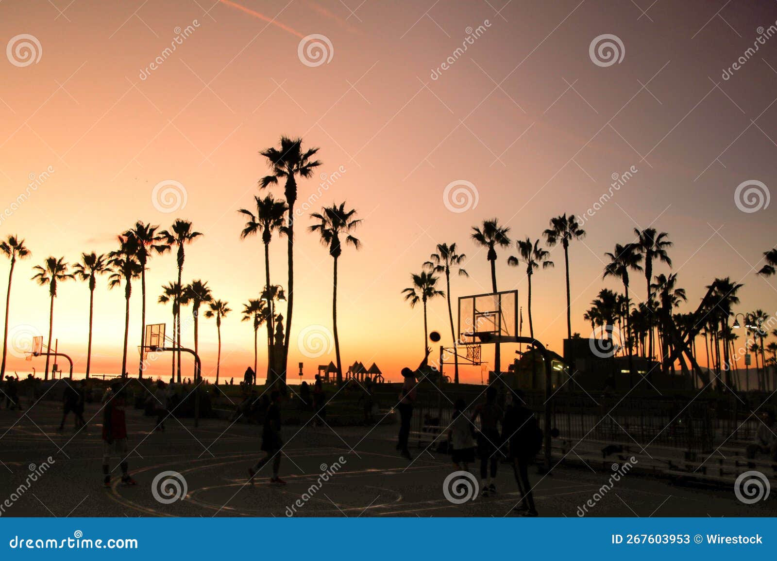 Silhueta De Pessoas Jogando Basquete Durante O Pôr Do Sol · Foto