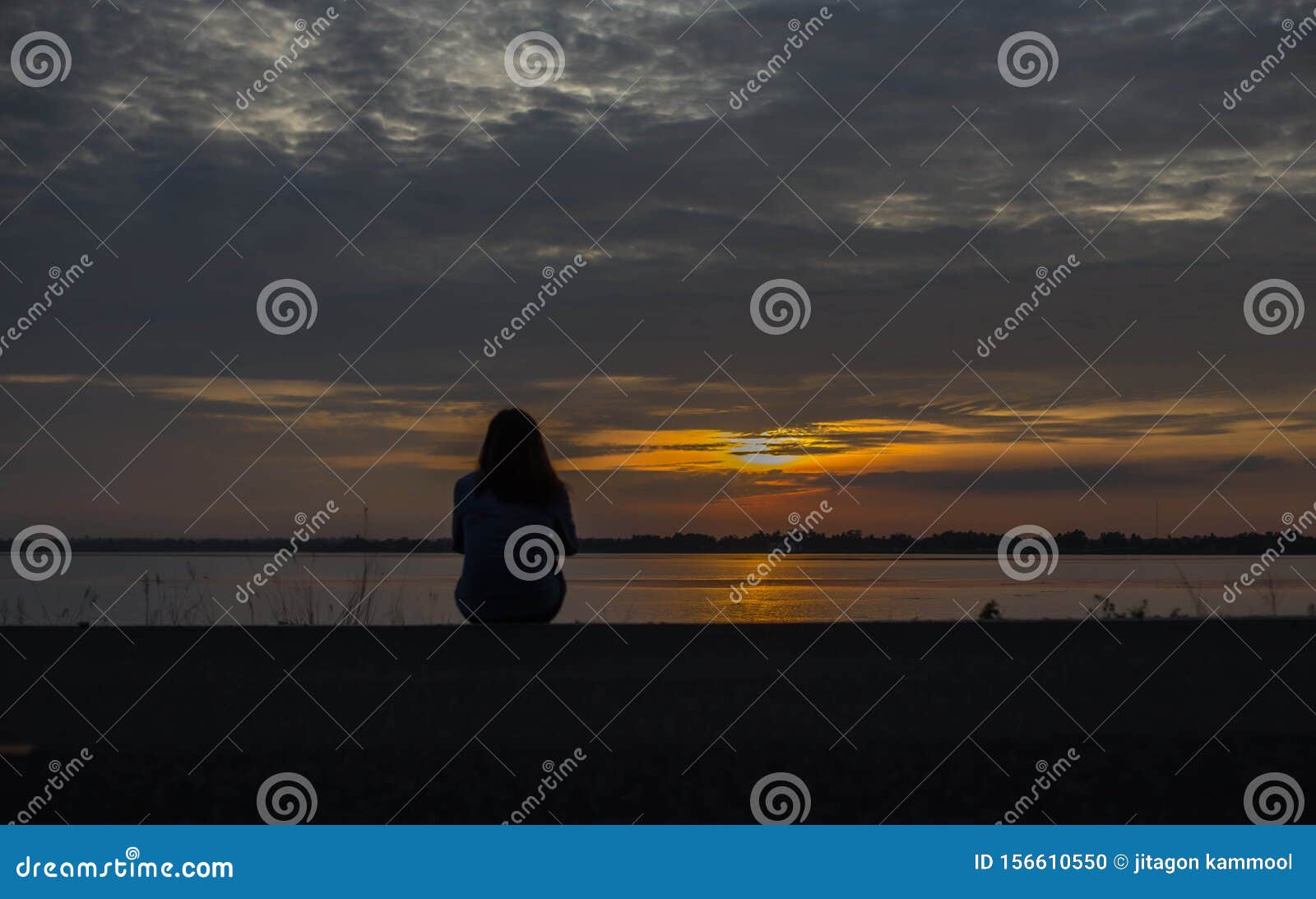 A mulher com depressão abraça o joelho e chora. a mulher triste