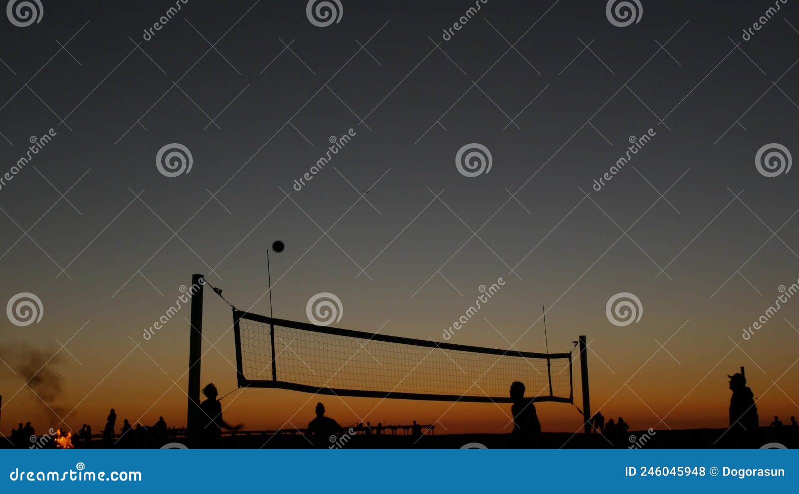 Silhueta De Pessoas Jogando Basquete Durante O Pôr Do Sol · Foto