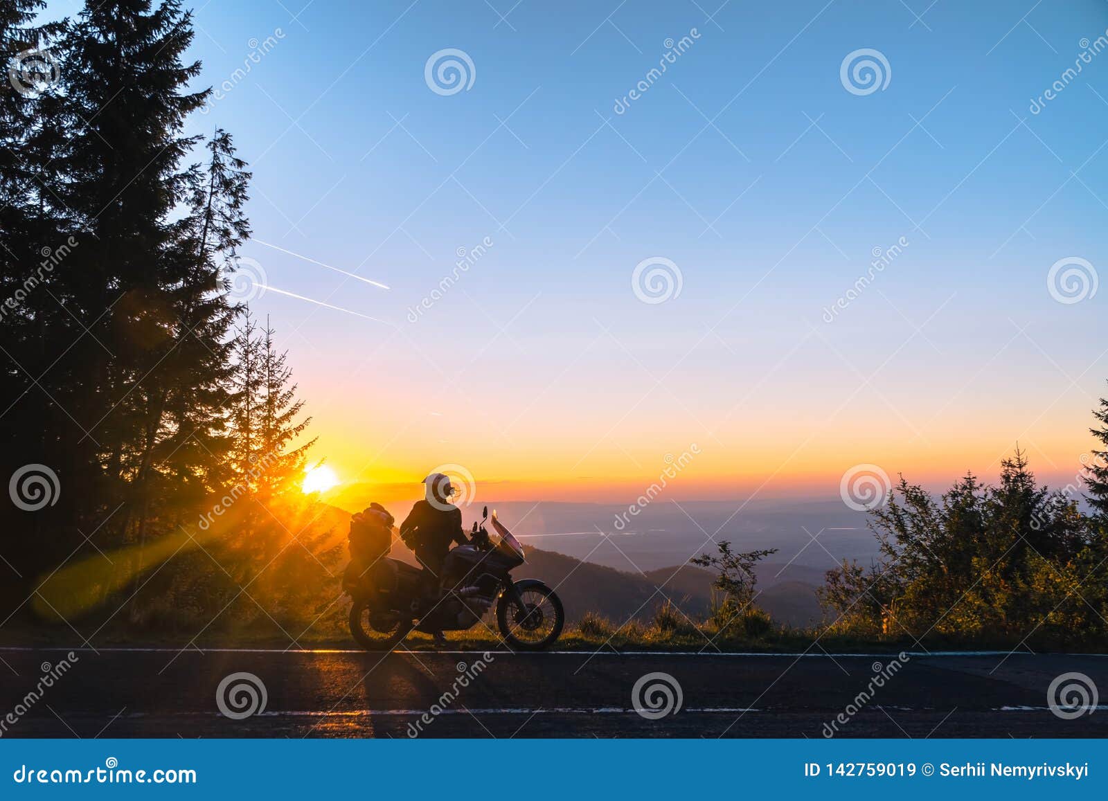 Moto esportiva parada na montanha com por do sol de fundo