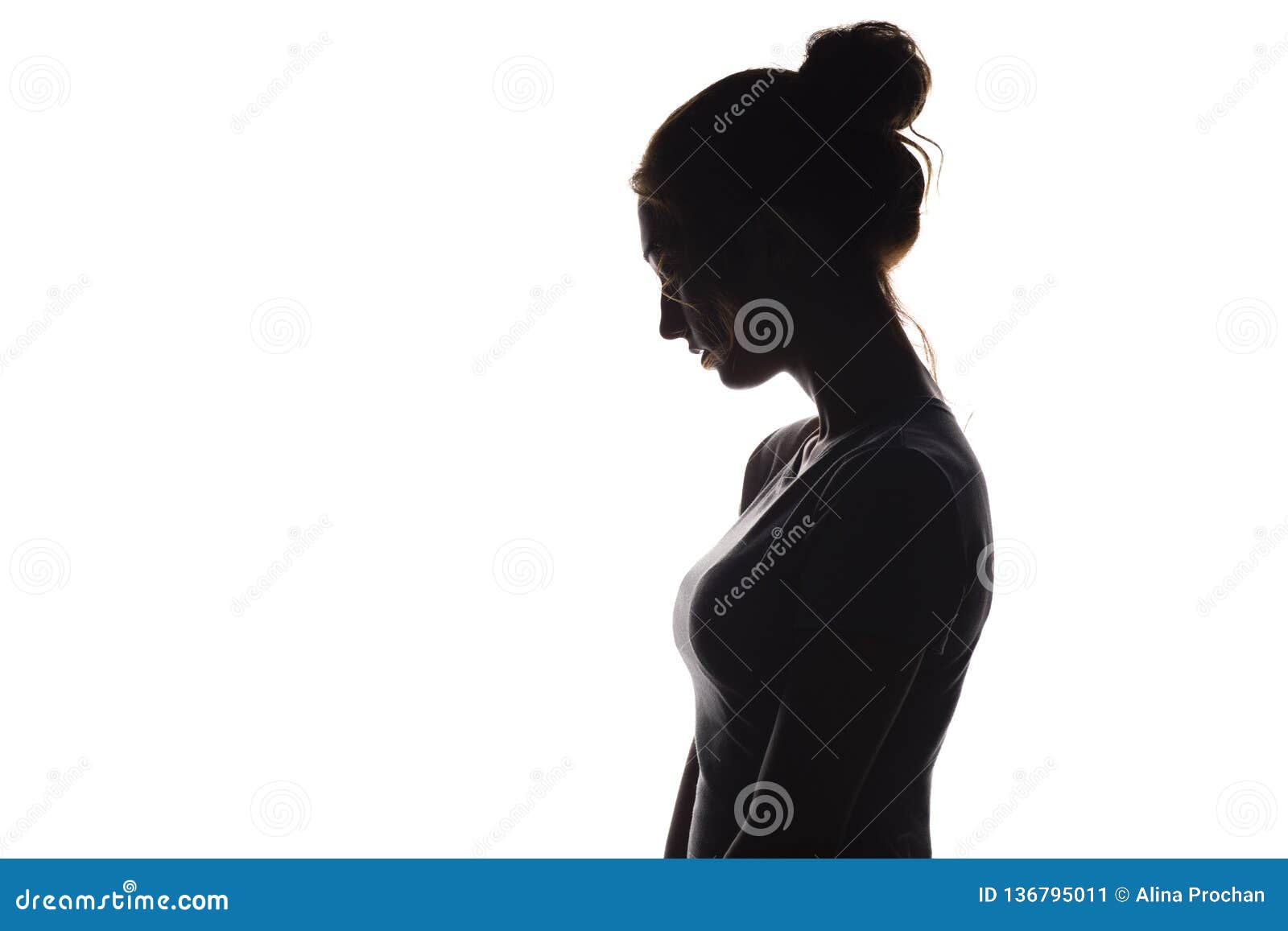 Foto de Triste Perfil Feminino e mais fotos de stock de Mulheres - Mulheres,  Só Uma Mulher, Escuro - iStock