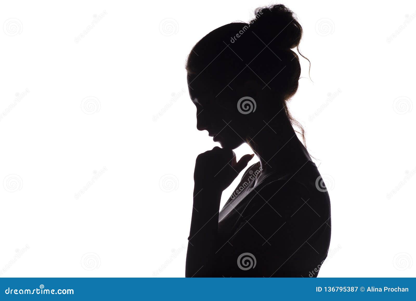 A Silhueta Do Perfil De Uma Menina Triste Com Uma Mão No Queixo, Uma Jovem  Mulher Abaixou Sua Cabeça E Rezar Ao Deus Imagem de Stock - Imagem de  problemas, branco: 136795387