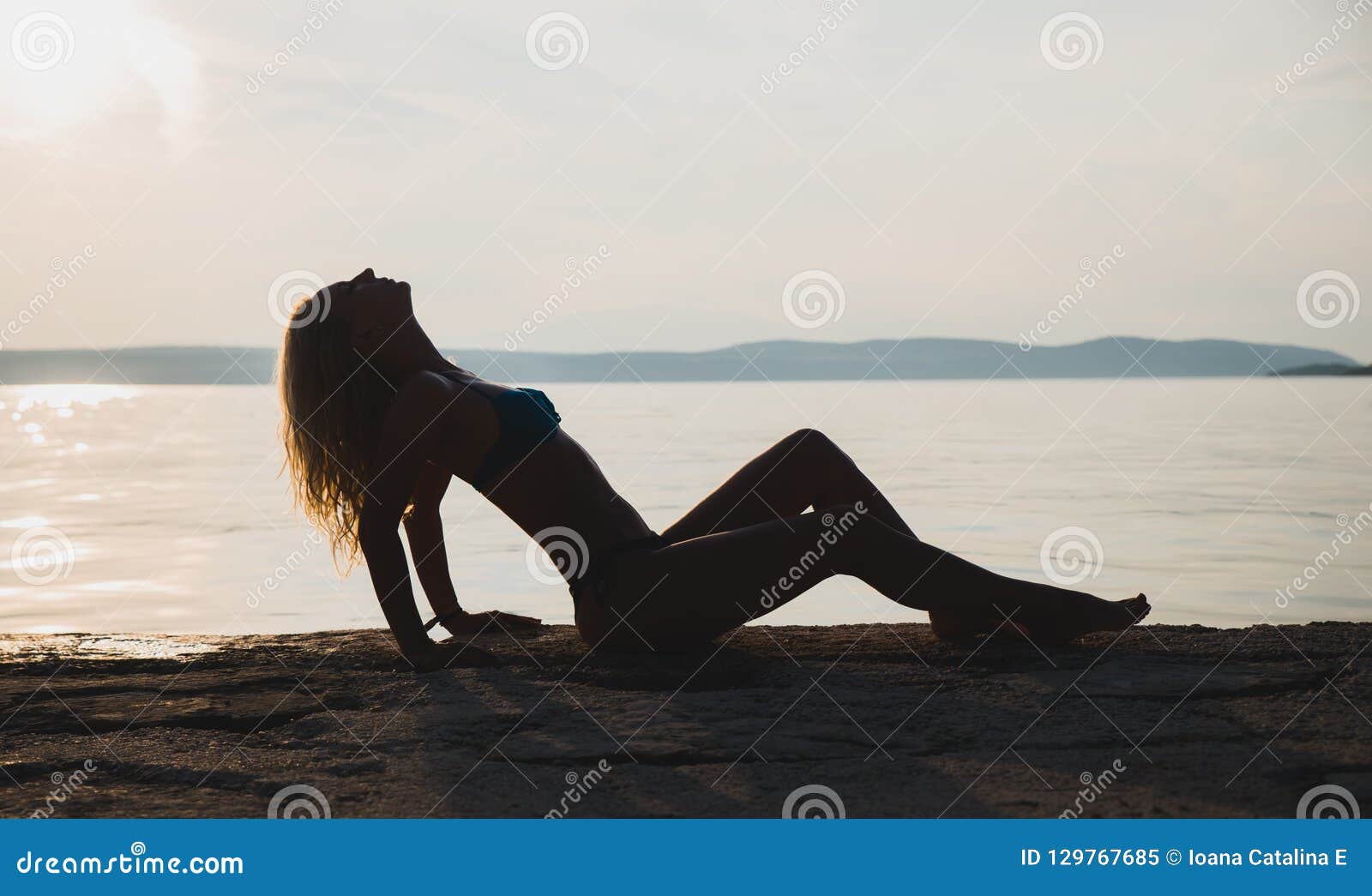 Silhueta Modelo Da Menina Atrativa Nova Na Praia Imagem De Stock Imagem De Fêmea Feminilidade