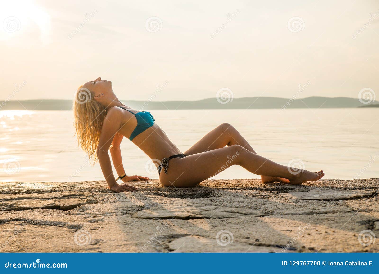 Silhueta Modelo Da Menina Atrativa Nova Na Praia Foto De Stock Imagem De Povos Fêmea 129767700