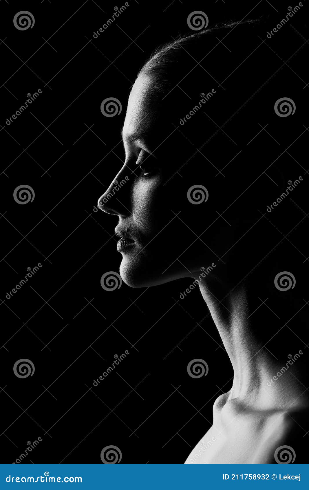 Silhueta De Perfil Feminino Triste No Fundo Preto Olhando Para Baixo,  Monocromático Foto Royalty Free, Gravuras, Imagens e Banco de fotografias.  Image 158149182