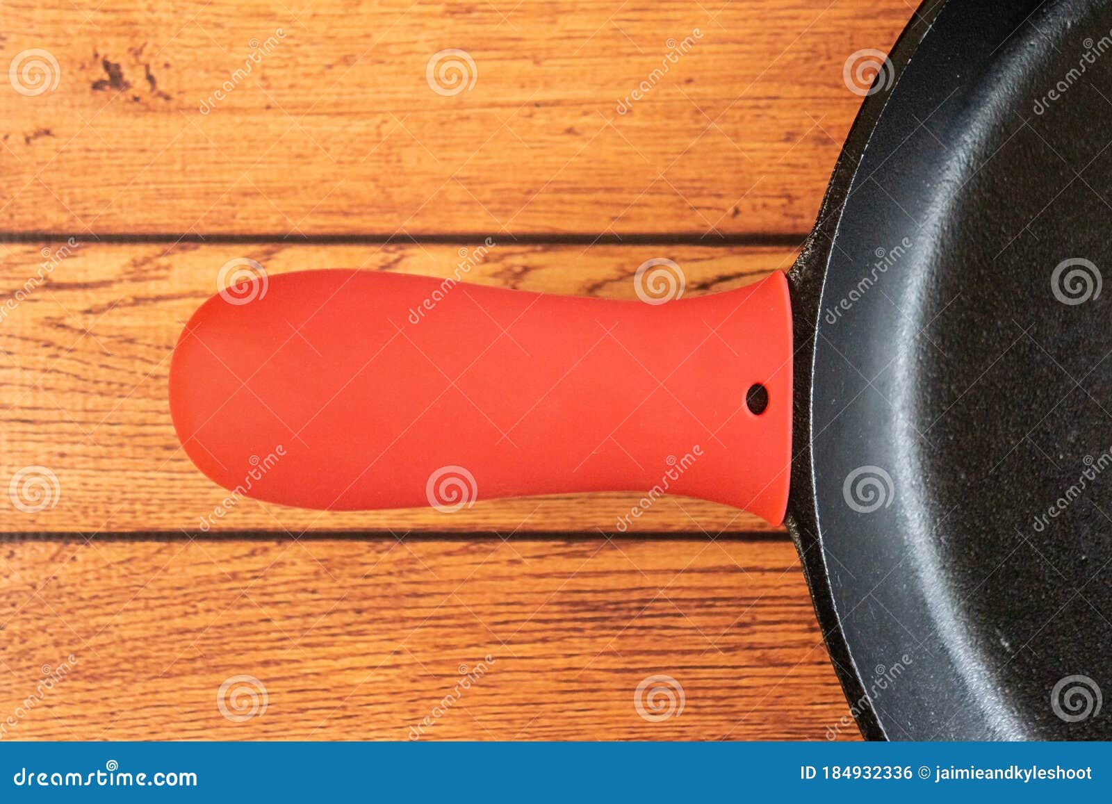 https://thumbs.dreamstime.com/z/silicone-hot-skillet-handle-cover-holder-insulating-kitchen-accessory-protects-hands-pan-handles-heat-resistant-creates-layer-184932336.jpg
