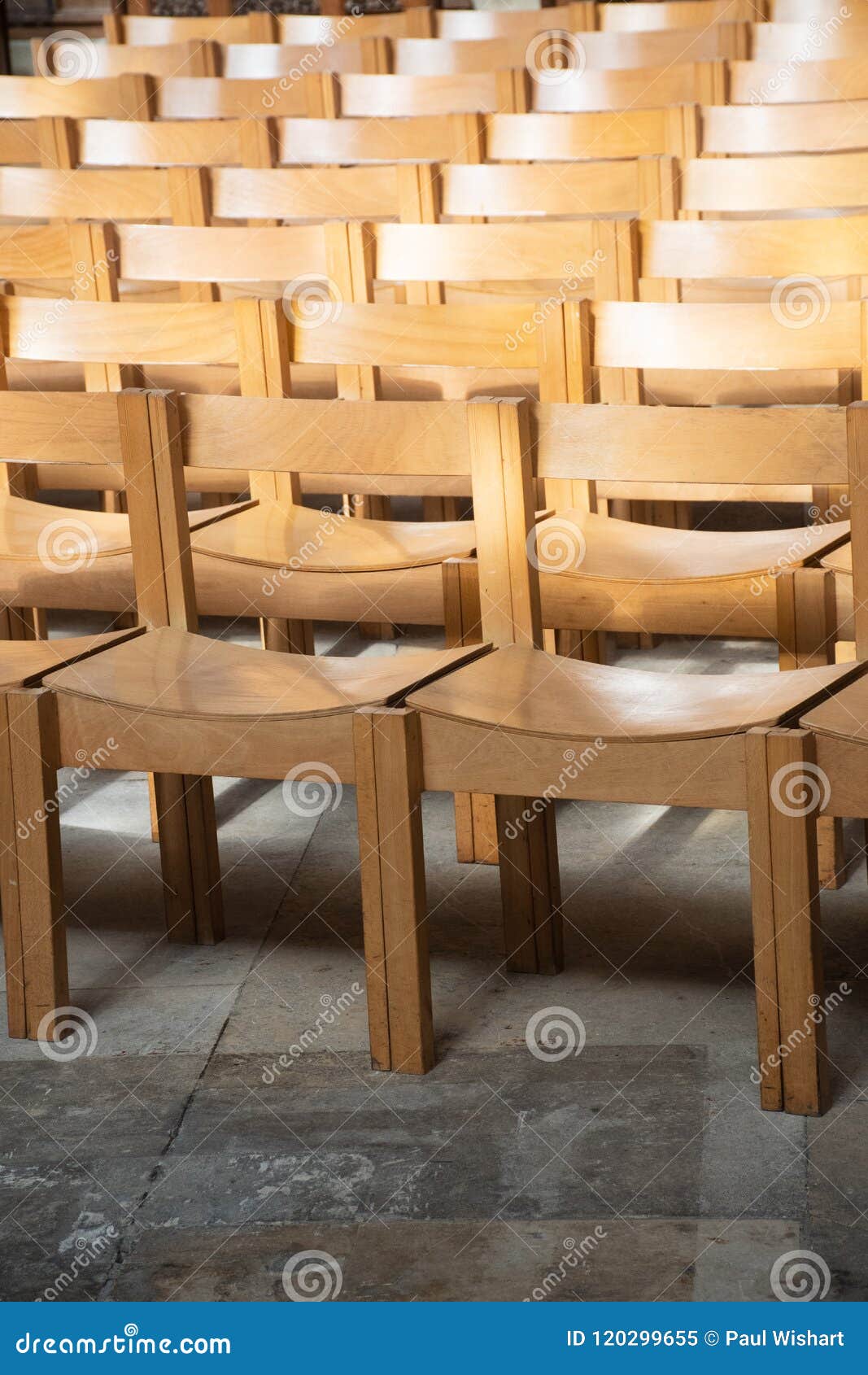 Sillas De Madera Llanas En Filas Dentro De La Iglesia Imagen de archivo - Imagen de asiento, llano: 120299655 Sillas De Madera Llanas En Filas Dentro De La Iglesia Imagen de archivo - Imagen de asiento, llano: 120299655