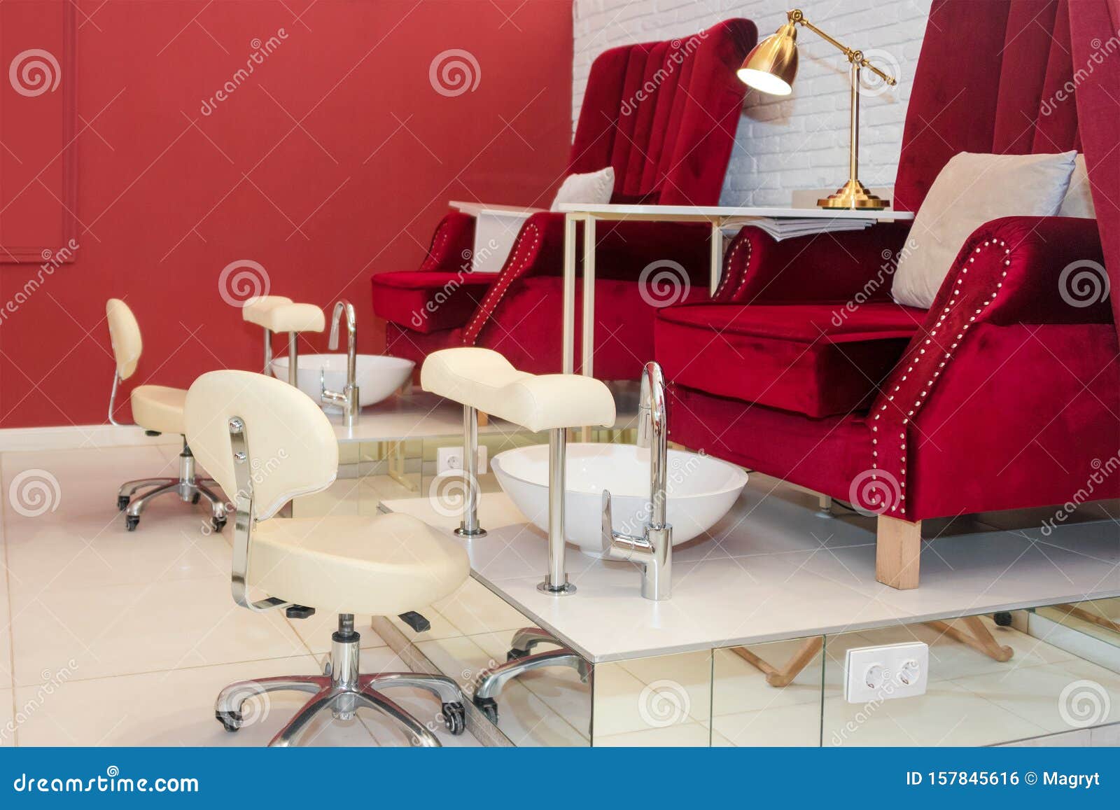 Salón De Belleza Con Una Línea De Pedicura Con Sillones De