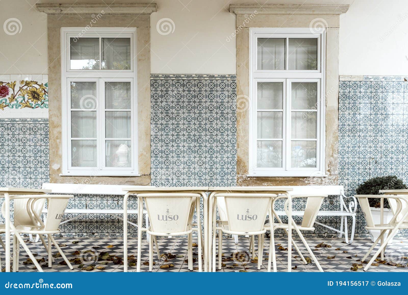 Apellido Producción Vislumbrar Sillas Y Mesas Frente a Los Famosos Manantiales De Luso Portugal Fotografía editorial - Imagen de centro, sillas: 194156517 Apellido Producción Vislumbrar Sillas Y Mesas Frente a Los Famosos Manantiales De Luso Portugal Fotografía editorial - Imagen de centro, sillas: 194156517