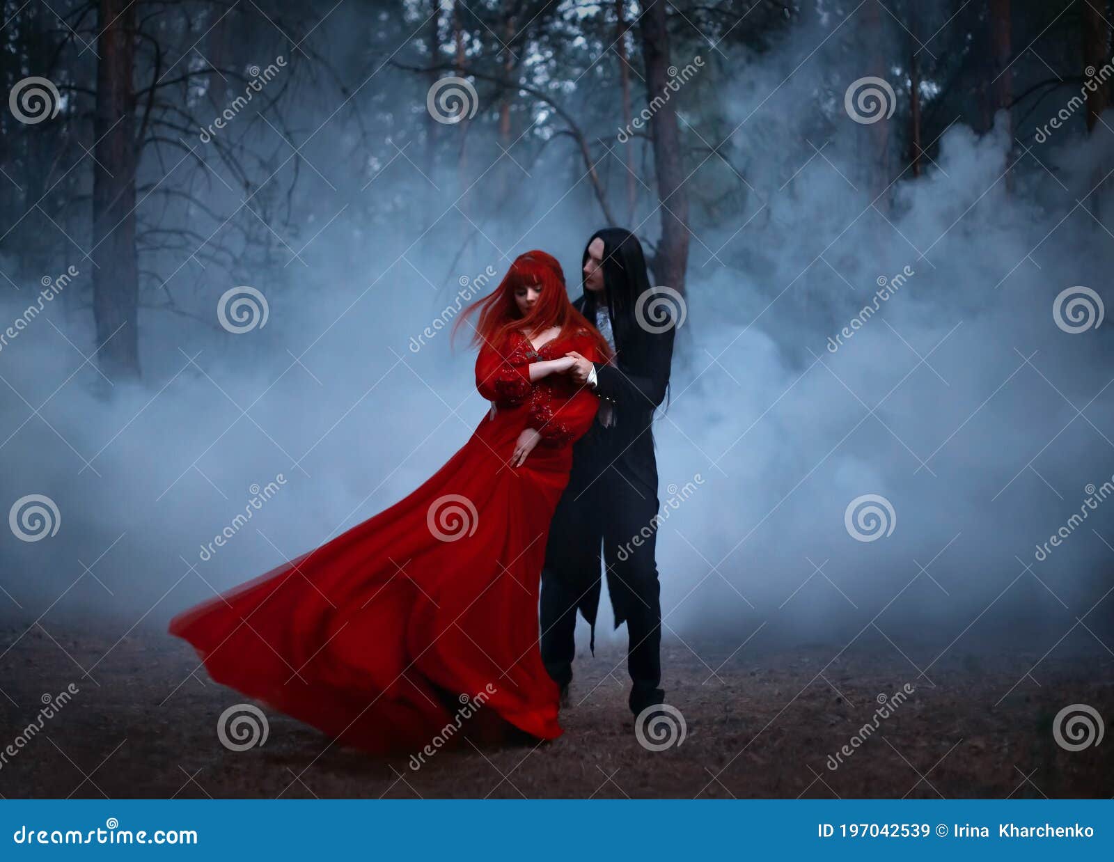 Silueta Borrosa De Una Pareja Gótica Bailando En La Niebla. Un Vampiro Con El Abrigo Negro Con Abrazos De Pelo Largo Imagen de archivo - Imagen de belleza, elegante: 197042539 Silueta Borrosa De Una Pareja Gótica Bailando En La Niebla. Un Vampiro Con El Abrigo Negro Con Abrazos De Pelo Largo Imagen de archivo - Imagen de belleza, elegante: 197042539