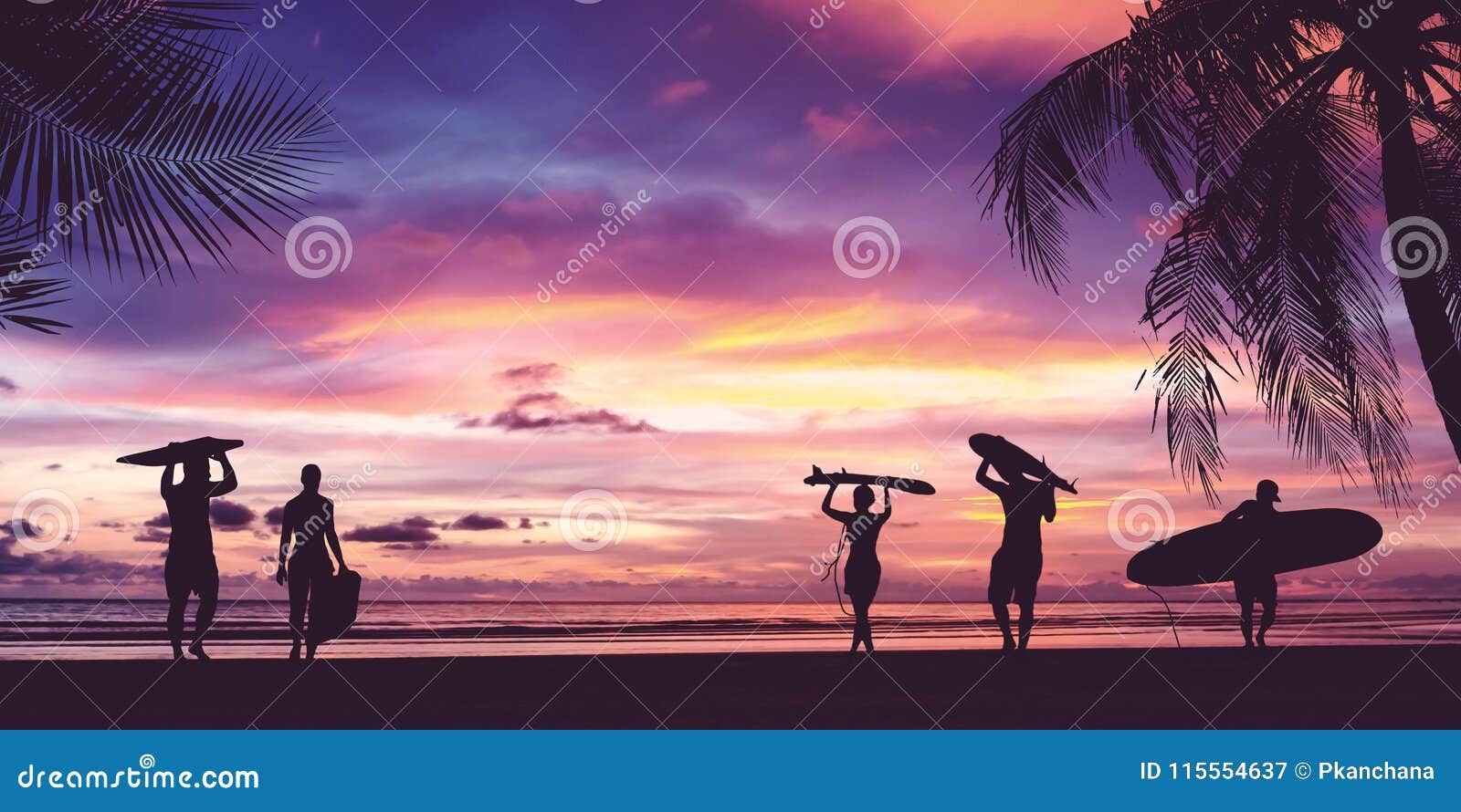 Silueta de la tabla hawaiana que lleva de la gente de la persona que practica surf. Silueta de la gente de la persona que practica surf que lleva sus tablas hawaianas en la playa de la puesta del sol r