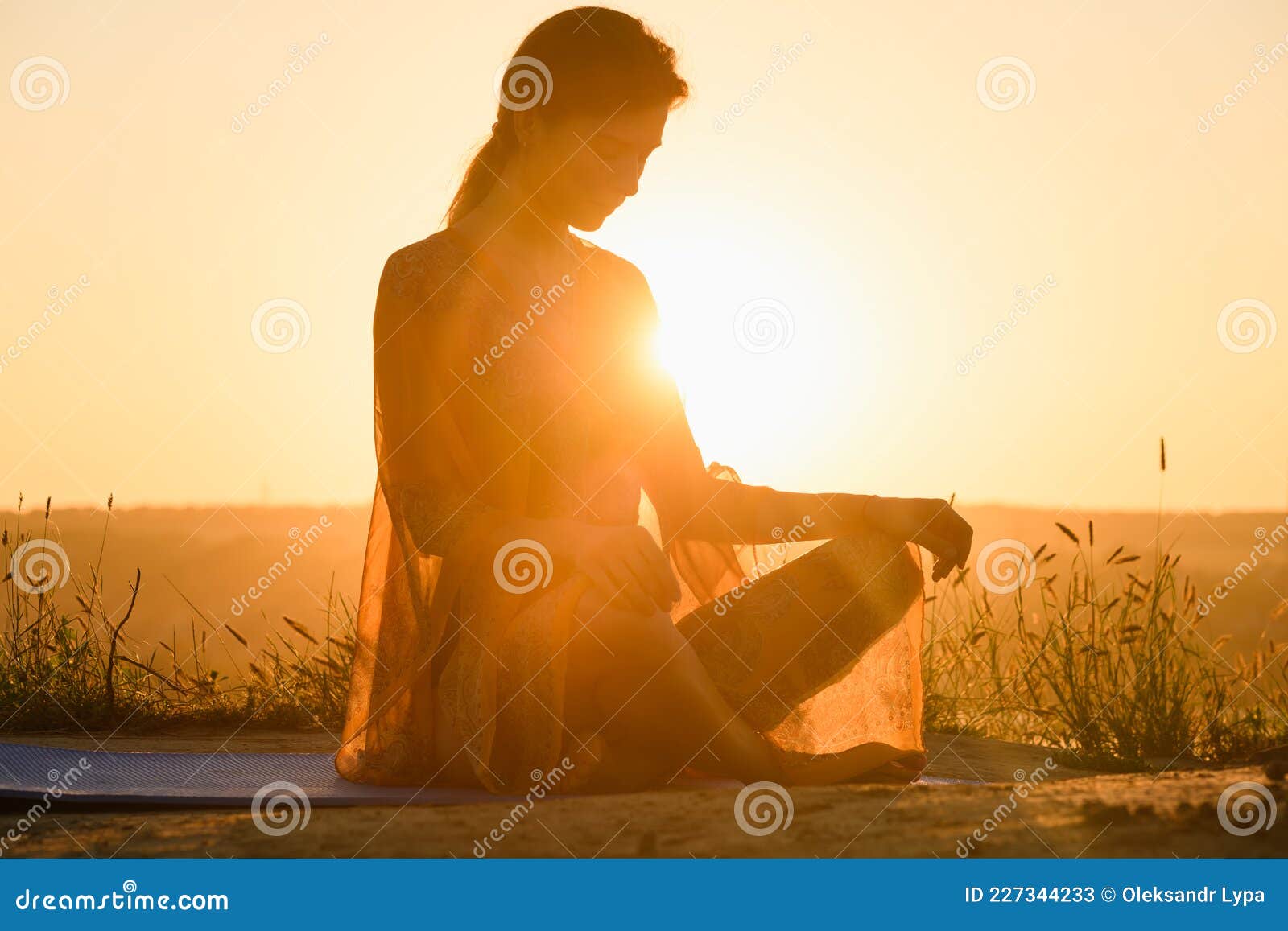 Silueta De Mujer Sentada En Alfombra De Yoga Imagen de archivo - Imagen de verano, oscuridad: 227344233