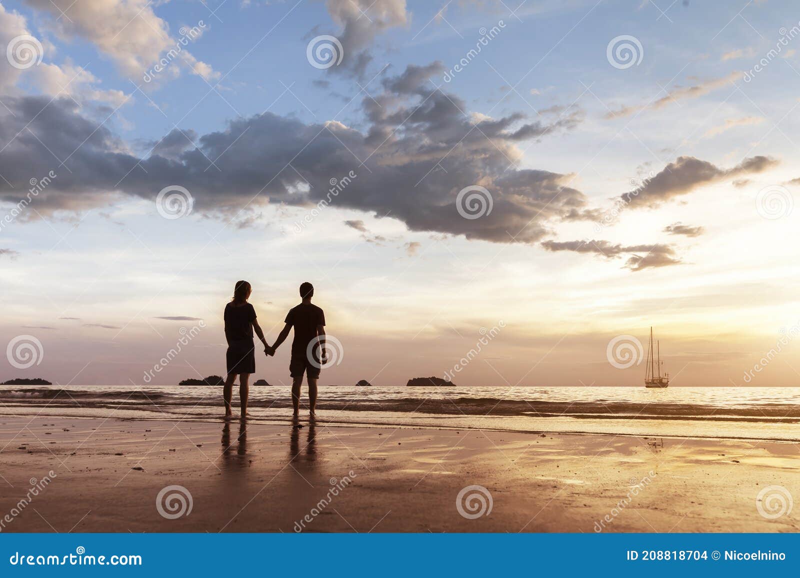 Silueta De Una Pareja En La Playa Foto de archivo - Imagen de standing, silueta: 208818704 Silueta De Una Pareja En La Playa Foto de archivo - Imagen de standing, silueta: 208818704