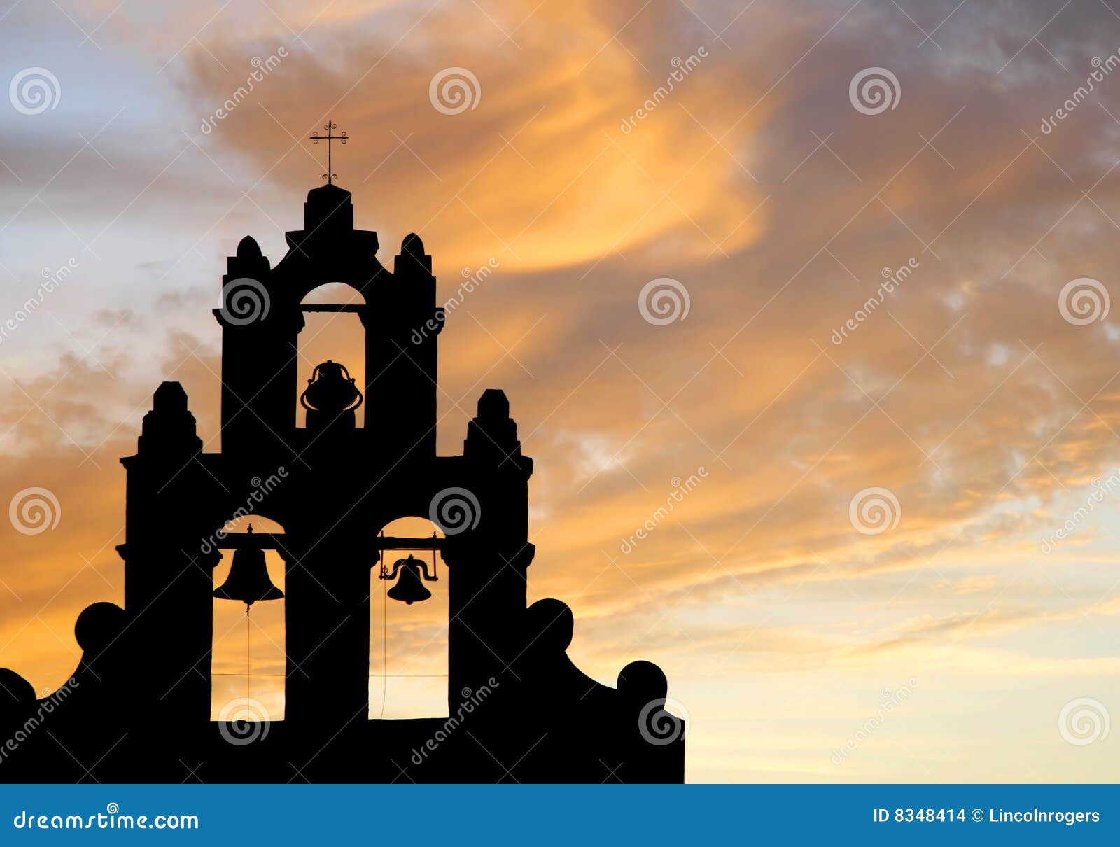 Silueta española de la torre de alarma. Torre de alarma española de misión silueteada en la puesta del sol, Tejas, los E.E.U.U.