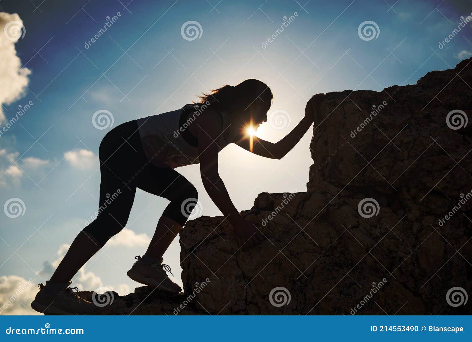 Silueta Senderismo Mujer Subir a La Montaña Pico Foto de archivo - Imagen  de exterior, atleta: 214553490