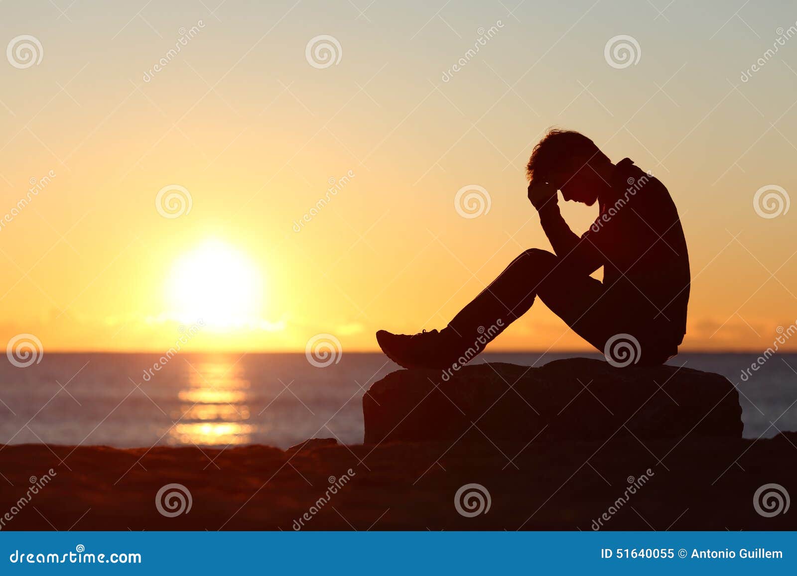 Foto de Silhueta De Perfil Masculino Triste Ou Solidão Jovem Em Fundo Negro  Pessoa Irreconhecível Olhando Para Baixo Imagem Com Espaço De Cópia e mais  fotos de stock de Depressão - Tristeza - iStock