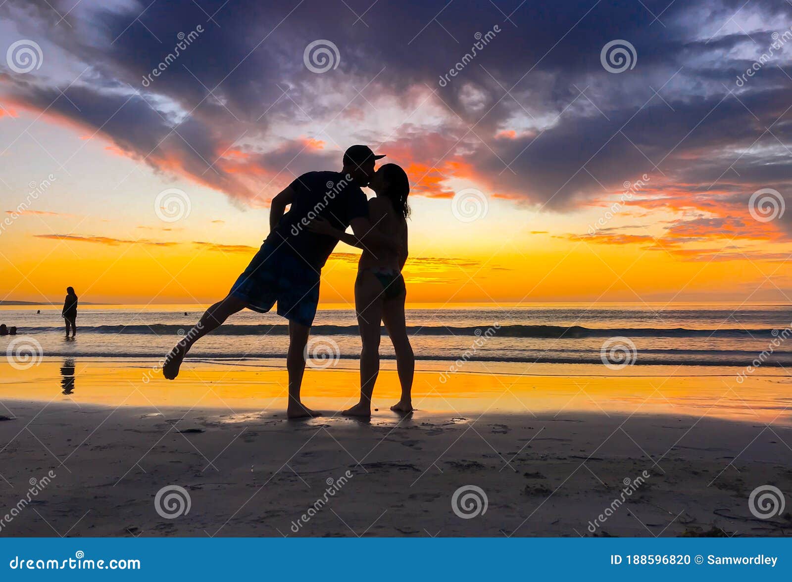 Siluetas De Pareja Enamorada Besándose En La Puesta De Sol De La Playa Celebrando La Libertad Y El Amor Foto de archivo - Imagen de paisaje, honeymoon: 188596820 Siluetas De Pareja Enamorada Besándose En La Puesta De Sol De La Playa Celebrando La Libertad Y El Amor Foto de archivo - Imagen de paisaje, honeymoon: 188596820