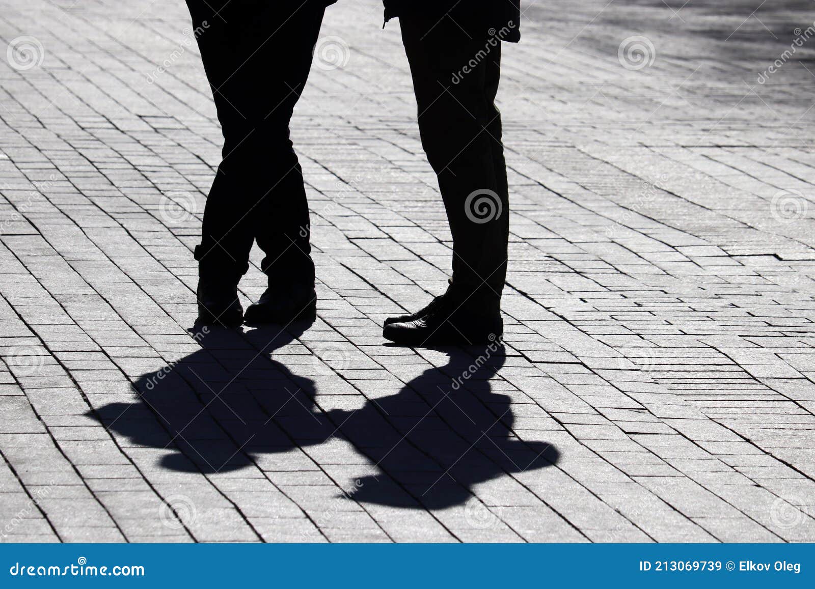 Siluetas Y Sombras De Pareja En La Calle Imagen de archivo - Imagen de pavimento, distancia: 213069739 Siluetas Y Sombras De Pareja En La Calle Imagen de archivo - Imagen de pavimento, distancia: 213069739