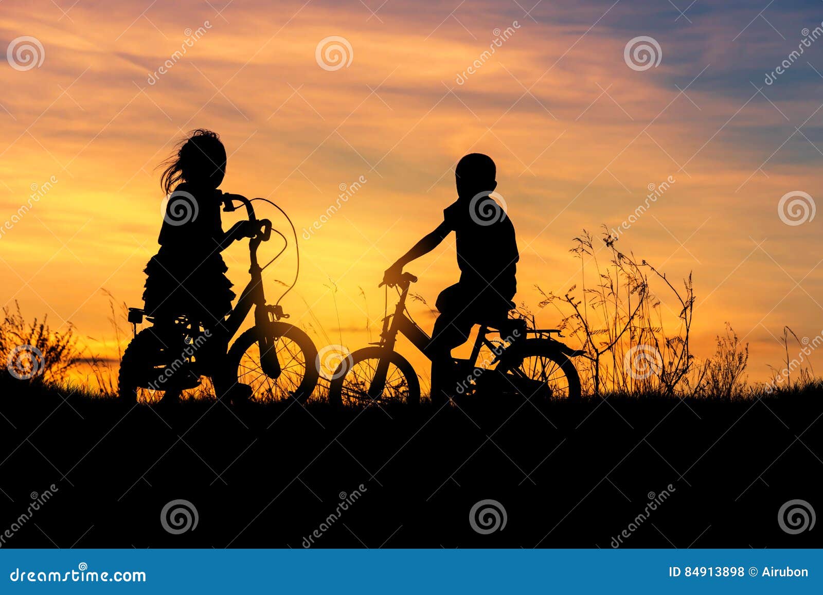 Bicicletas En Bicicleta Del Niño. La Muchacha Monta La Bicicleta. Chica Con  Gafas De Sol De Color Deporte. Ciclista Mirar Hacia Arriba. Fotos,  retratos, imágenes y fotografía de archivo libres de derecho.