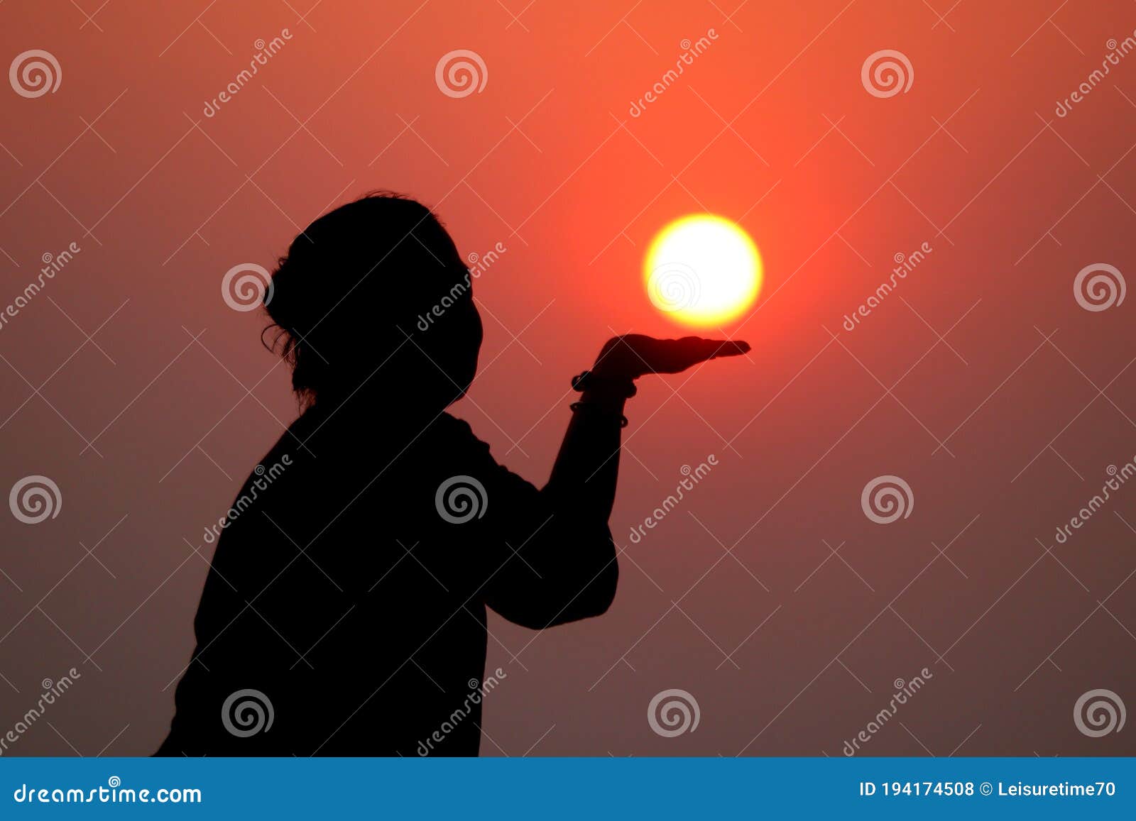 Siluetta Che Regge Il Sole All'alba Fotografia Stock - Immagine di donna,  paesaggio: 194174508