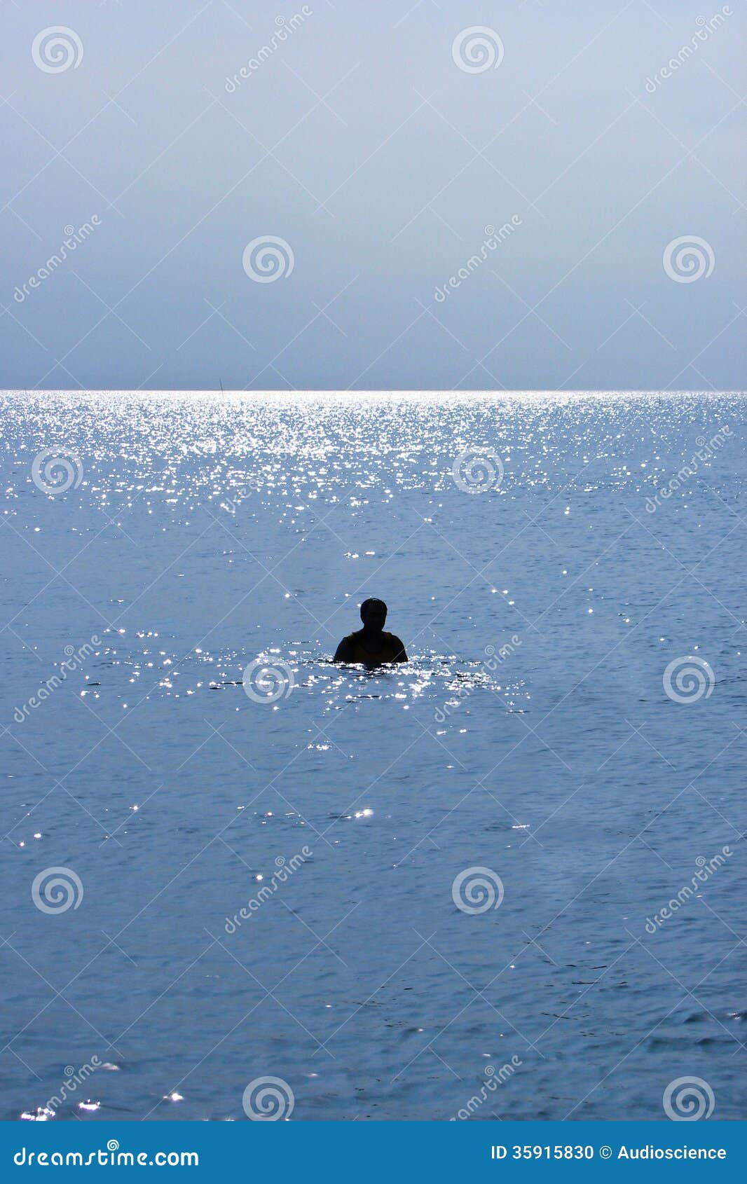 Siluetta Di Un Nuoto Dell'uomo Su Una Spiaggia Fotografia Stock ...