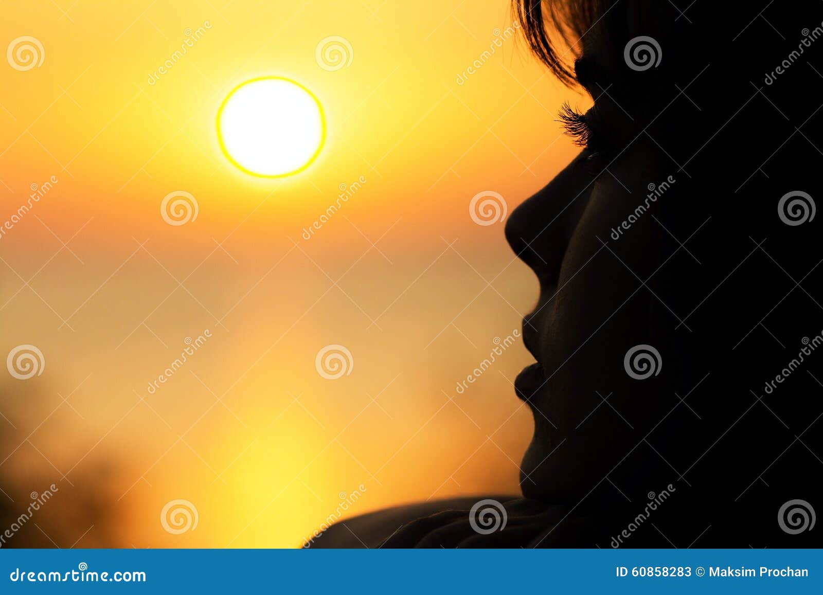 Siluetta di una giovane donna al tramonto