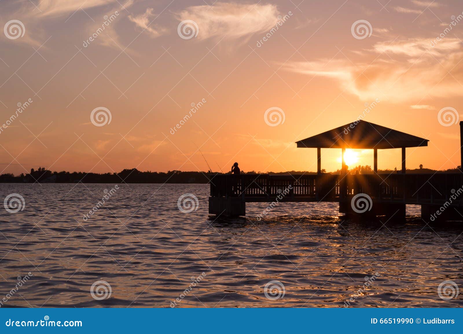 Siluetta Myers Florida forte del nord del bacino di tramonto. Tramonto forte del nord di Myers Florida al bacino