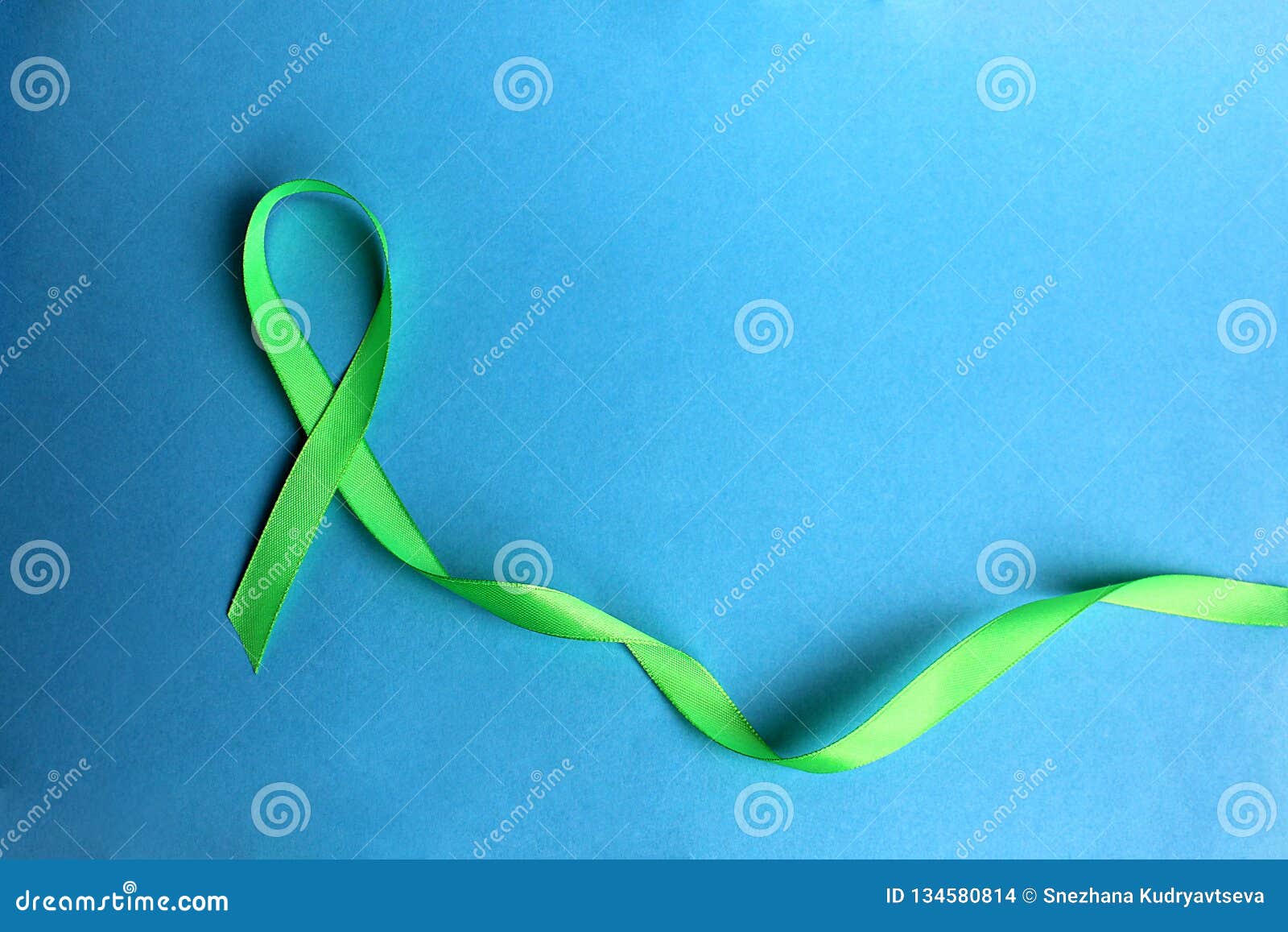 Simbolo Verde Del Nastro Della Lotta Contro La Malattia Fotografia Stock -  Immagine di superstite, speranza: 134580814
