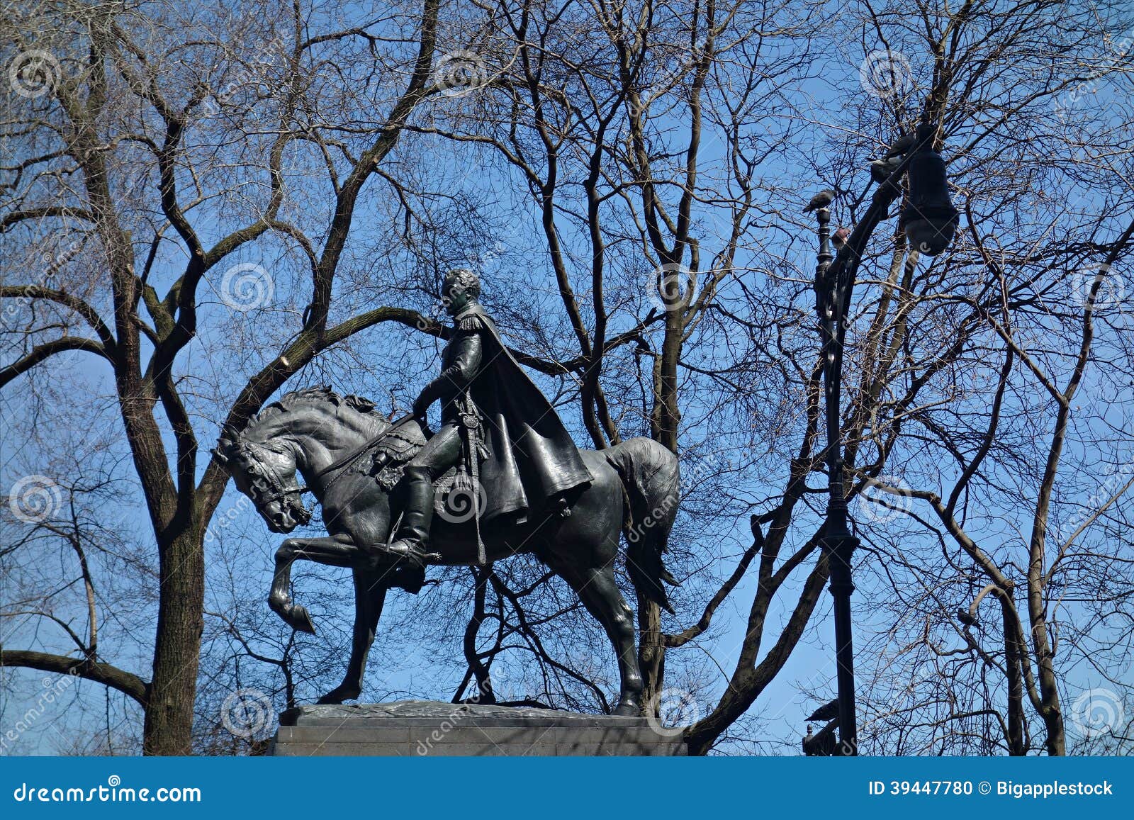 simon bolivar statue