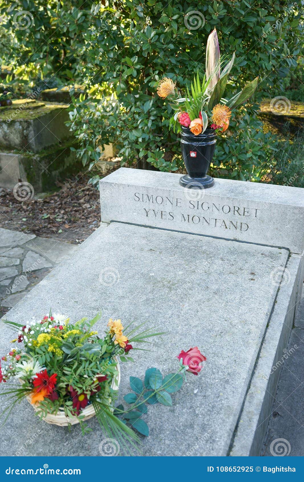 Simone Signoret Yves Montand Tomb Pere Lachaise Editorial Image Image Of Yves Lachaise 108652925