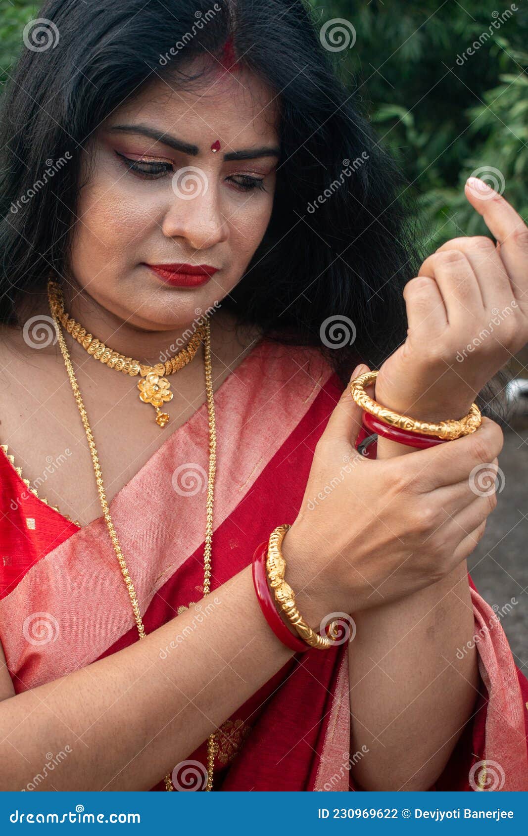 Photo of An elegant bridal shot in Bengali saree and temple jewellery.