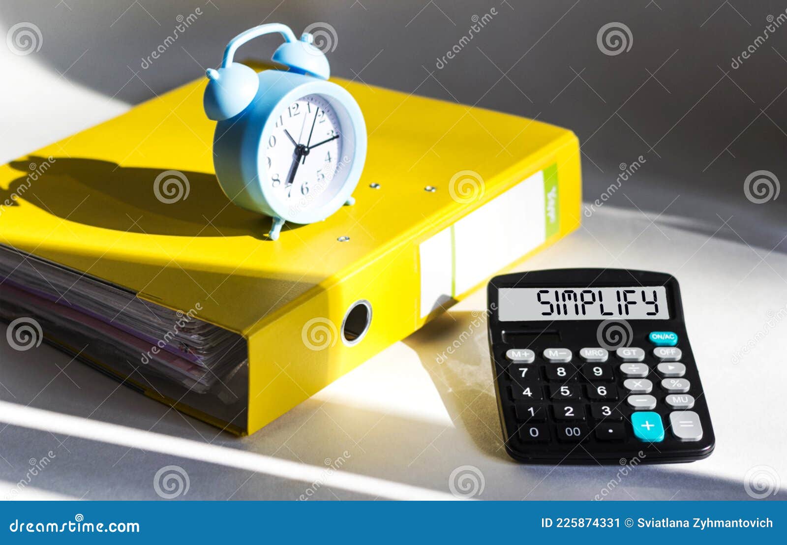 Simplificar Texto Na Tela Da Calculadora. Imagem de Stock - Imagem de  atitude, simplicidade: 225874331