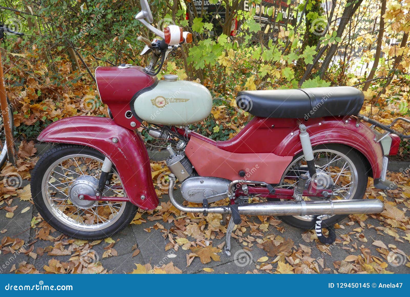 https://thumbs.dreamstime.com/z/simson-vintage-motorcycle-sr-star-october-hamburg-volksdorf-germany-old-red-suhl-thuringia-gdr-series-part-bird-129450145.jpg